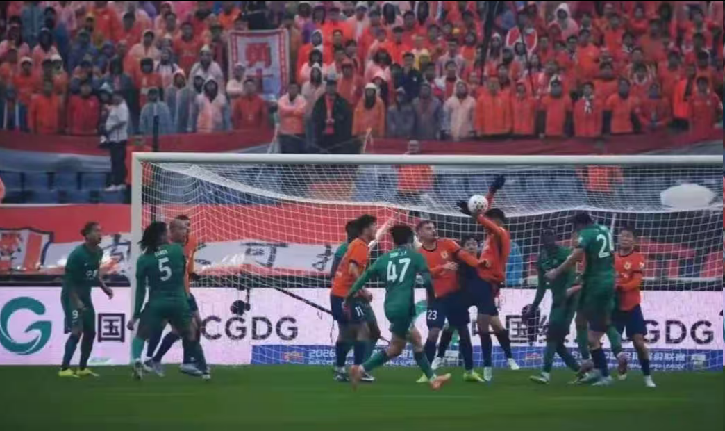 开云-京鲁大战漏判点球？多位媒体人：主裁没看见能理解 VAR也不介入